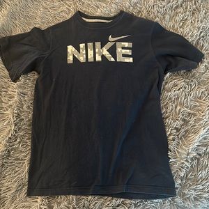 Boys Nike short sleeve tee. Size L.